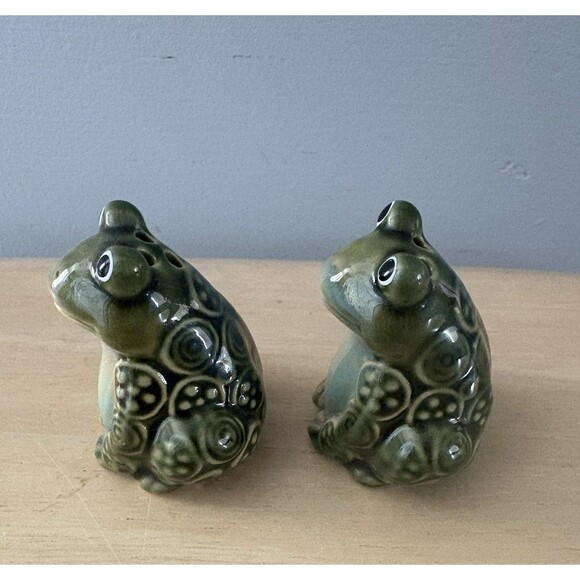 Green Frog Salt and Pepper Shakers Ceramic Sitting Has Stoppers MCM NEW - Picture 3 of 8
